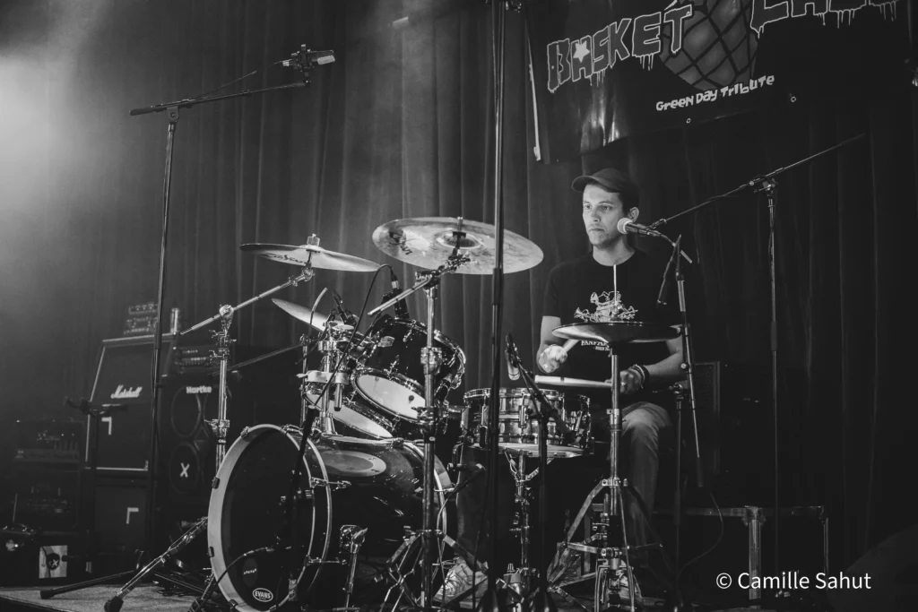 Amine, le batteur de Basket Case, en pleine performance live Amine, le batteur de Basket Case, en pleine performance live
