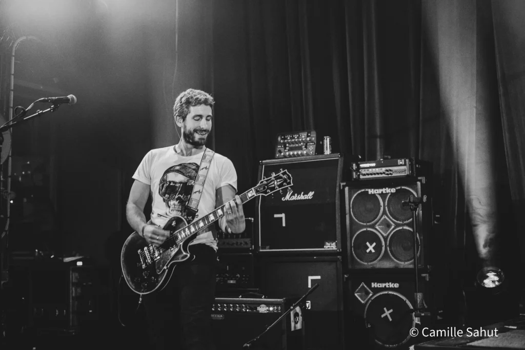 Cédric de Basket Case joue de la guitare en concert au Festival Hard N Rock, devant des amplis Marshall et Hartke.